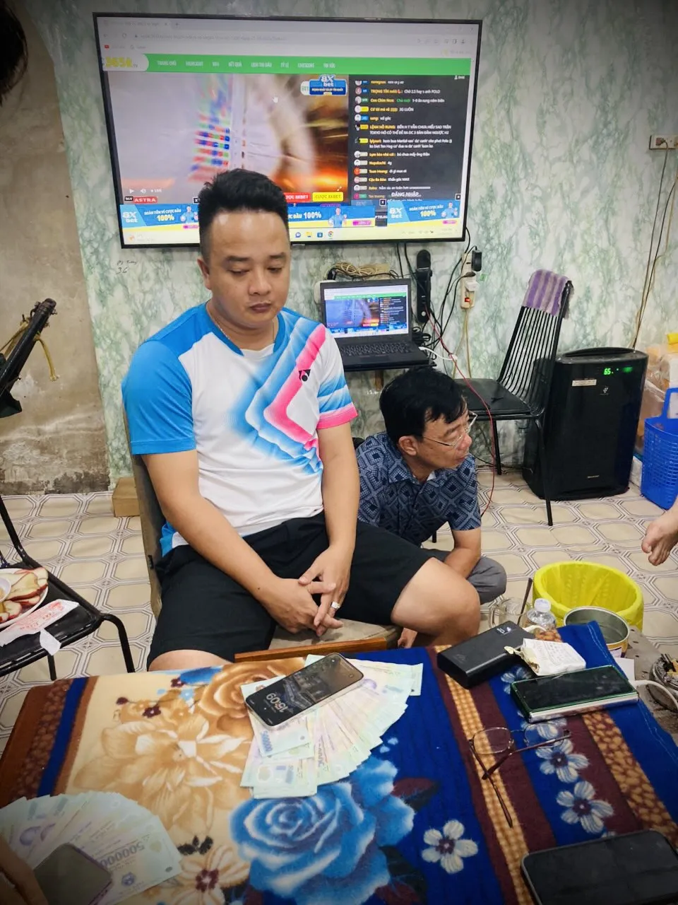 Công an ập vào khống chế bắt giữ nhiều con bạc Công an ập vào khống chế bắt giữ nhiều con bạc