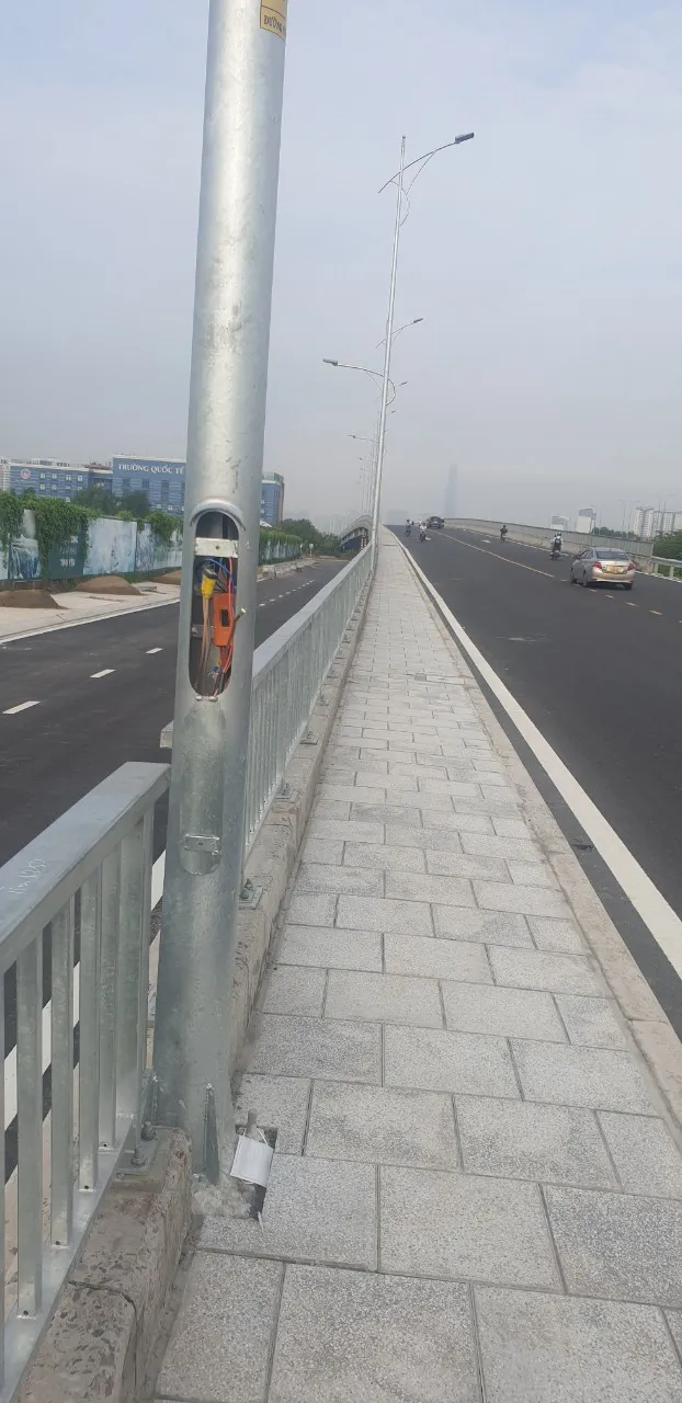 Trụ đèn bị kẻ gian tháo bung nắp, cắt đường dây điện tiếp đất Trụ đèn bị kẻ gian tháo bung nắp, cắt đường dây điện tiếp đất