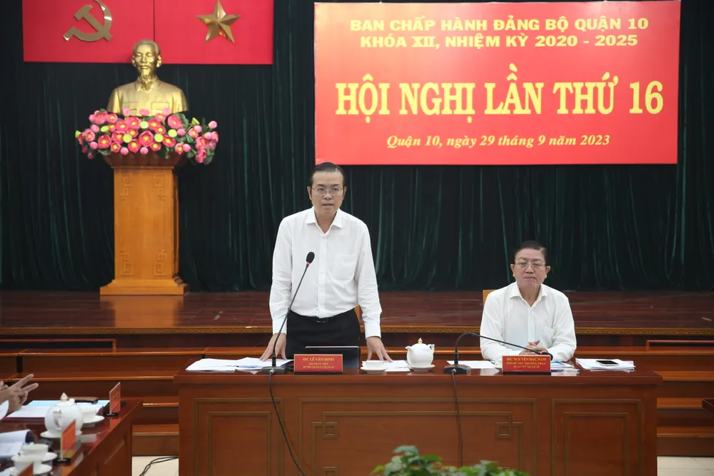 Bí thư Quận ủy quận 10 Lê Văn Minh phát biểu chỉ đạo. Ảnh: CHÍ THẠCH