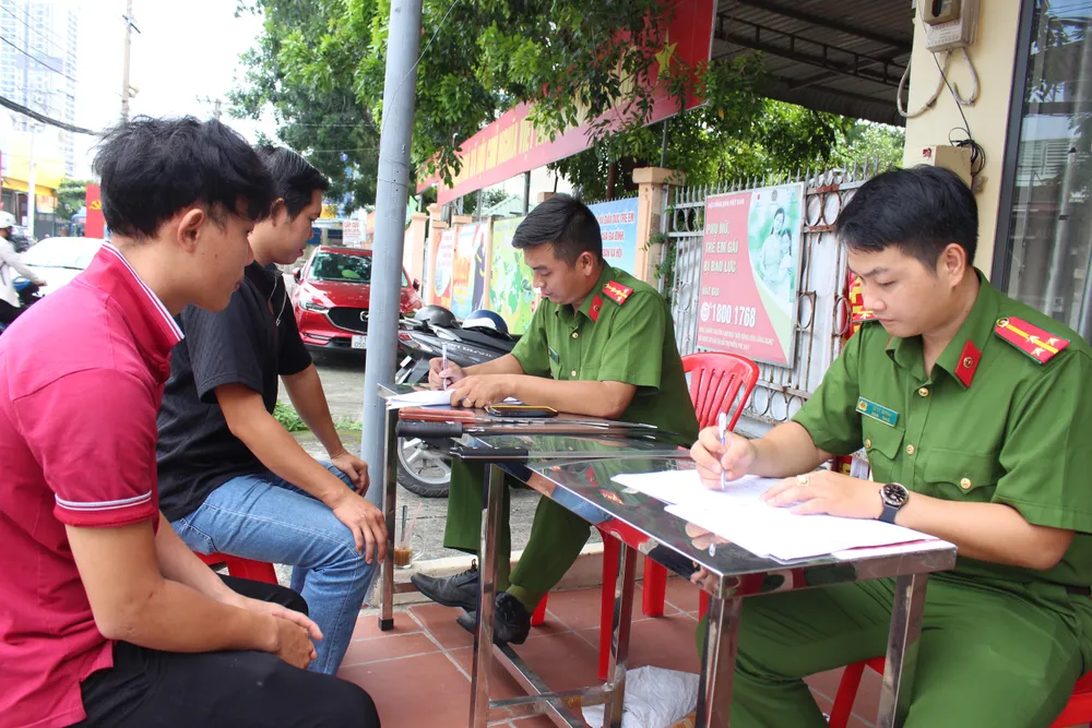 Người dân giao nộp vũ khí cho lực lượng công an Người dân giao nộp vũ khí cho lực lượng công an