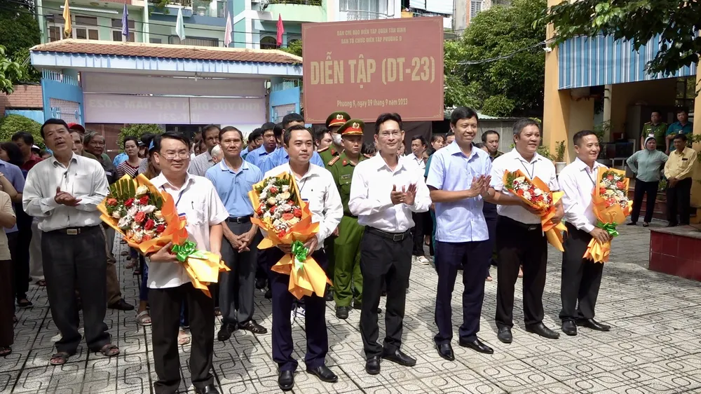 Các đơn vị tại buổi diễn tập xử lý tình huống tập trung đông người, gây rối an ninh trật tự, kết hợp diễn tập chiến đấu phòng thủ, phòng thủ dân sự trên địa bàn quận Bình Tân năm 2023 Các đơn vị tại buổi diễn tập xử lý tình huống tập trung đông người, gây rối an ninh trật tự, kết hợp diễn tập chiến đấu phòng thủ, phòng thủ dân sự trên địa bàn quận Bình Tân năm 2023