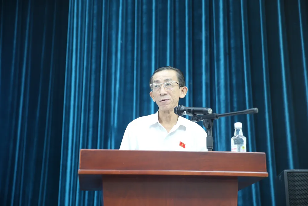 ĐB Trần Hoàng Ngân trả lời các ý kiến của cử tri ĐB Trần Hoàng Ngân trả lời các ý kiến của cử tri