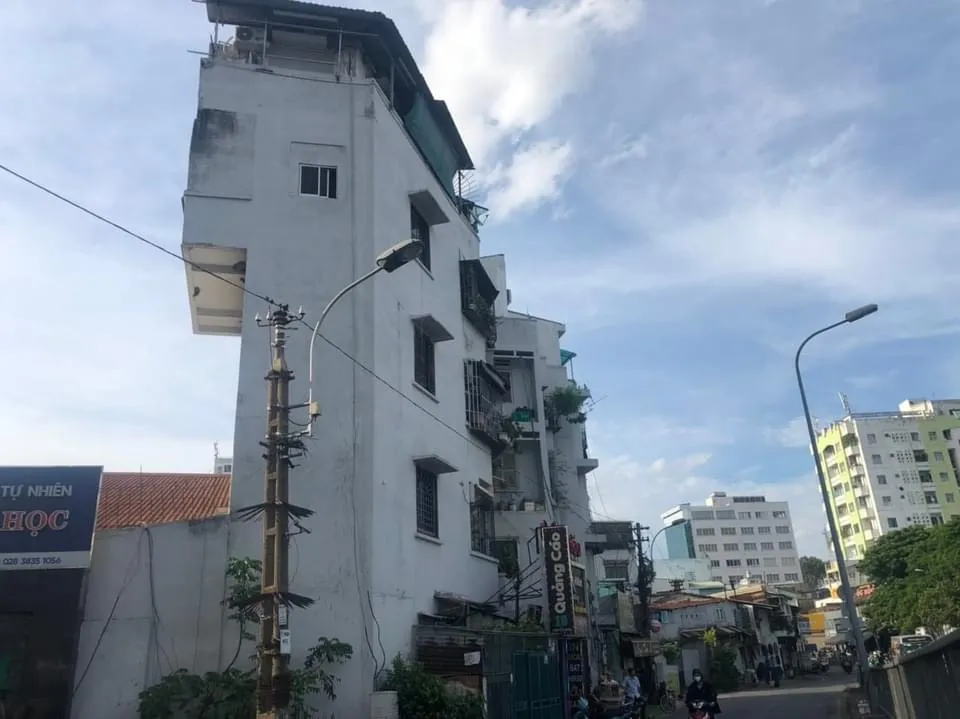 Người dân được tuyên truyền tháo dỡ "chuồng cọp" ở các chung cư Người dân được tuyên truyền tháo dỡ "chuồng cọp" ở các chung cư