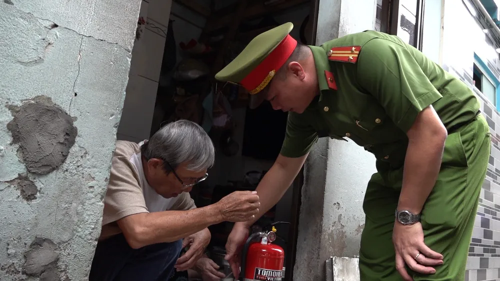 Công an trao tặng bình chữa cháy cho người dân ở phường Bến Thành, quận 1