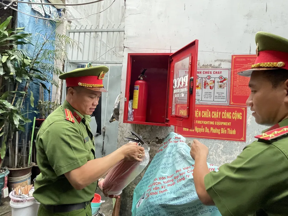 Lực lượng công an kiểm tra nơi đặt phương tiện chữa cháy công cộng