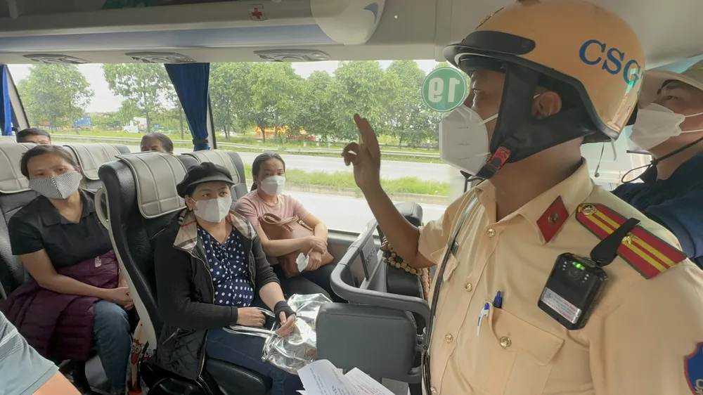 CSGT TPHCM lên xe để kiểm tra, đối chiếu danh sách hành khách vận chuyển CSGT TPHCM lên xe để kiểm tra, đối chiếu danh sách hành khách vận chuyển