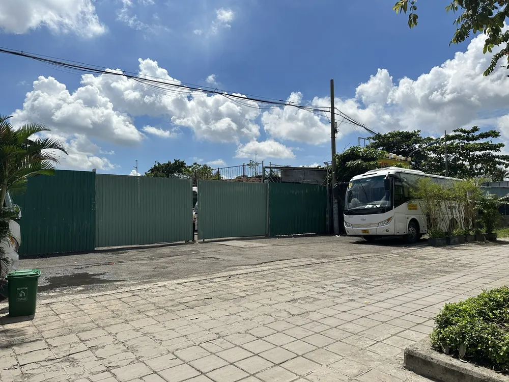 Bãi xe thành bưởi đường Mai Chí Thọ đóng kín cổng, ngừng hoạt động khi thấy lực lượng CSGT tuần tra Bãi xe thành bưởi đường Mai Chí Thọ đóng kín cổng, ngừng hoạt động khi thấy lực lượng CSGT tuần tra