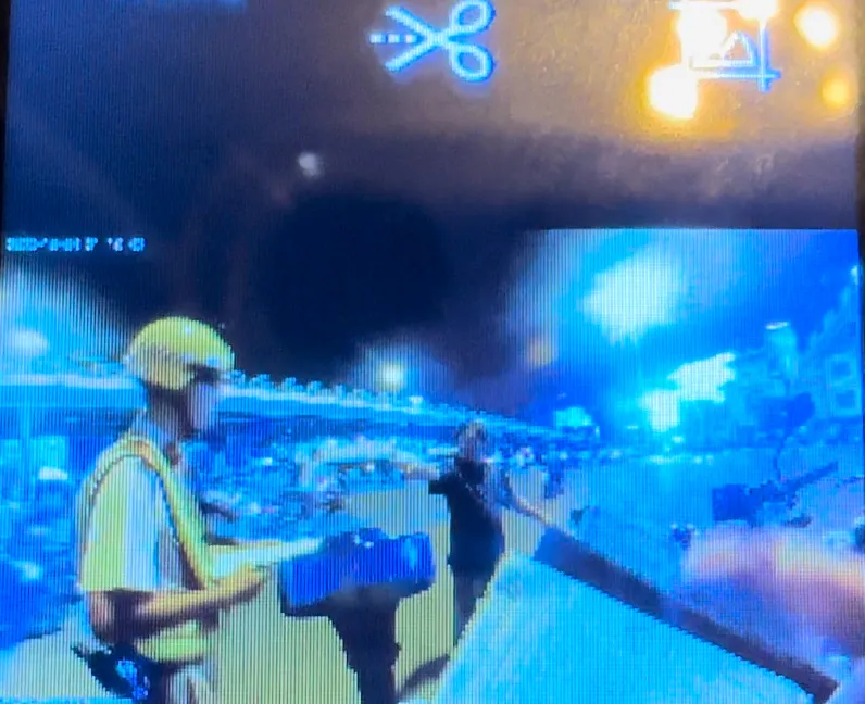 Người đàn ông không chịu đo nồng độ cồn mà đập” xe rồi bỏ đi. Ảnh: CHÍ THẠCH Người đàn ông không chịu đo nồng độ cồn mà đập” xe rồi bỏ đi. Ảnh: CHÍ THẠCH