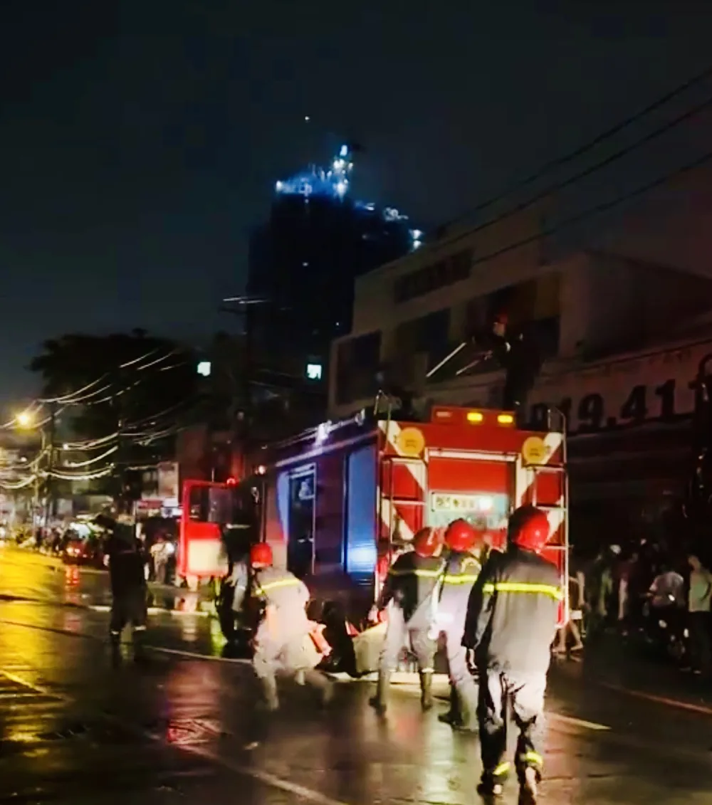 Lực lượng chức năng chữa cháy ở hiện trường