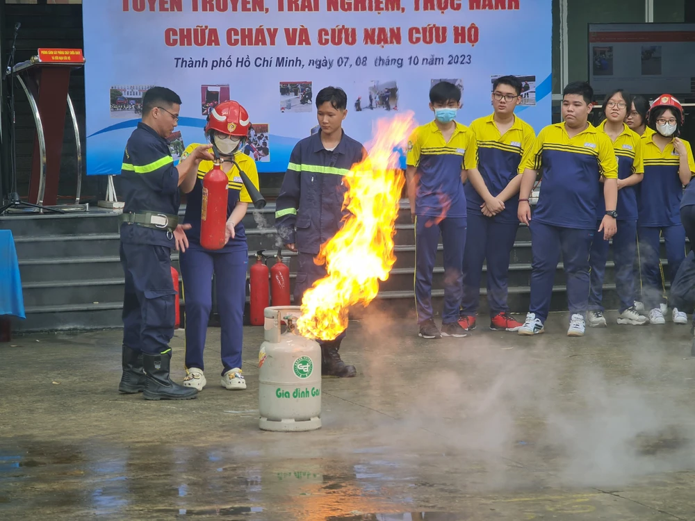 Các em học sinh được trải nghiệm, thực hành phòng cháy chữa cháy và cứu nạn cứu hộ