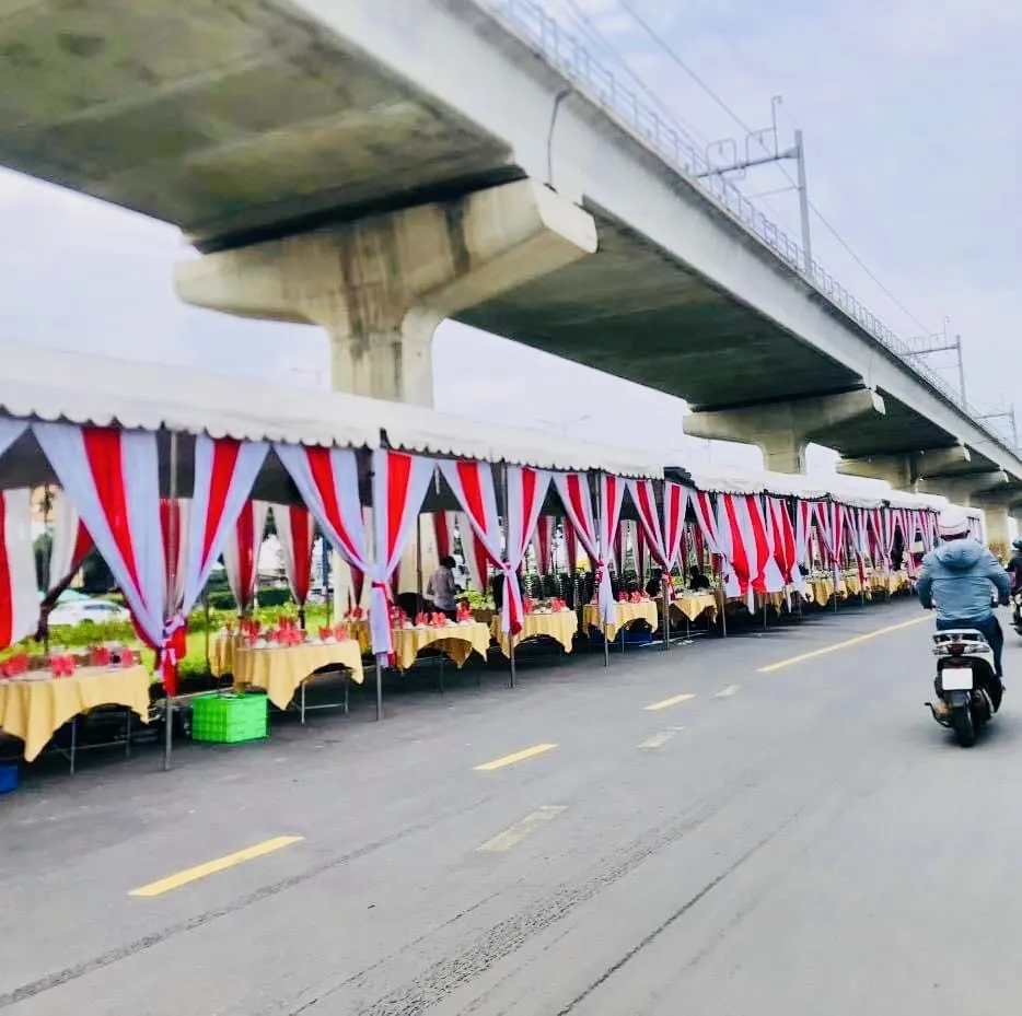 Rạp cưới dựng trên đường Song hành Xa lộ Hà Nội. Ảnh mạng xã hội Rạp cưới dựng trên đường Song hành Xa lộ Hà Nội. Ảnh mạng xã hội