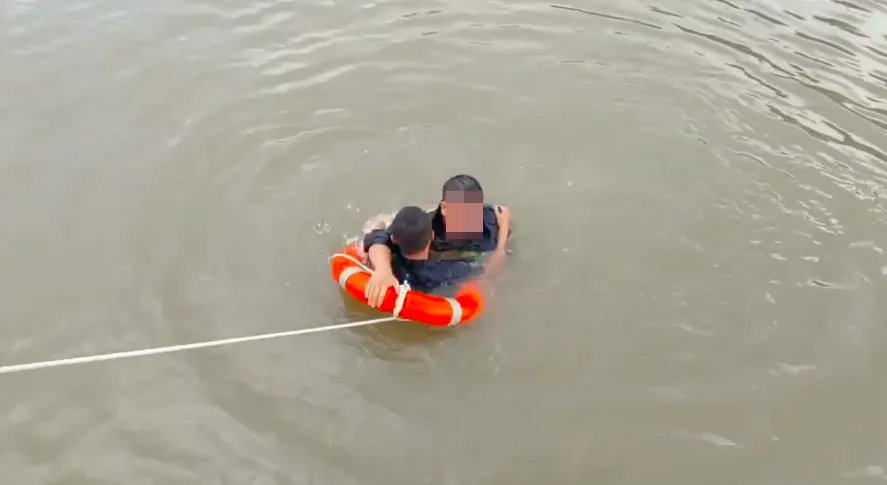 Lực lượng PCCC TPHCM tiếp cận cứu nạn nhân lên bờ