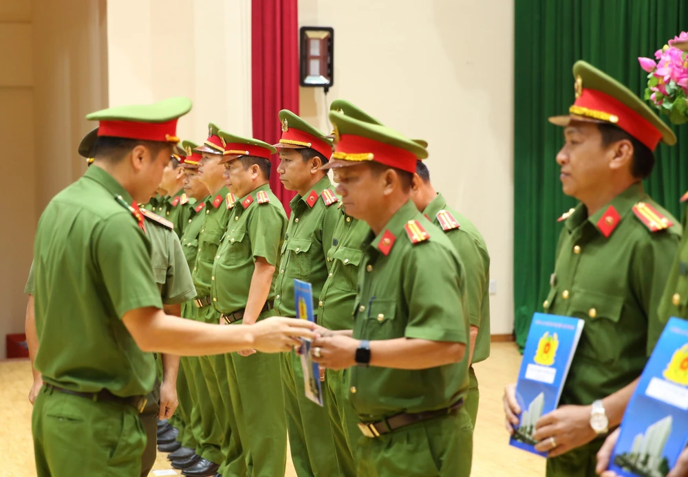 Đại tá Mai Hoàng, Phó Giám đốc Công an TPHCM trao quyết định bổ nhiệm điều tra viên cho các cán bộ chiến sĩ 