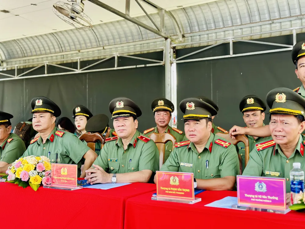 Lãnh đạo Bộ Tư lệnh Cảnh vệ (Bộ Công an) theo dõi cán bộ chiến sĩ Phòng 9 và Phòng 180 tập huấn bắn súng, võ thuật ứng dụng chiến đấu. Ảnh: CHÍ THẠCH