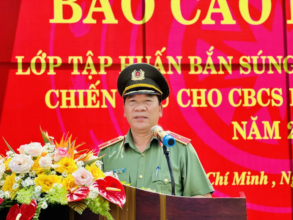 Thiếu tướng Phạm Văn Hùng, Phó Tư lệnh Bộ Tư lệnh Cảnh vệ phát biểu. Ảnh: CHÍ THẠCH