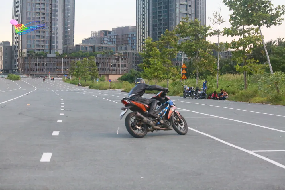 “Quái xế” tụ tập đua xe, bốc bánh ở khu đô thị Thủ Thiêm