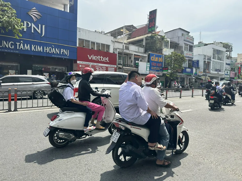 Nhiều trường hợp phụ huynh chở con tham gia giao thông nhưng không đội mũ bảo hiểm