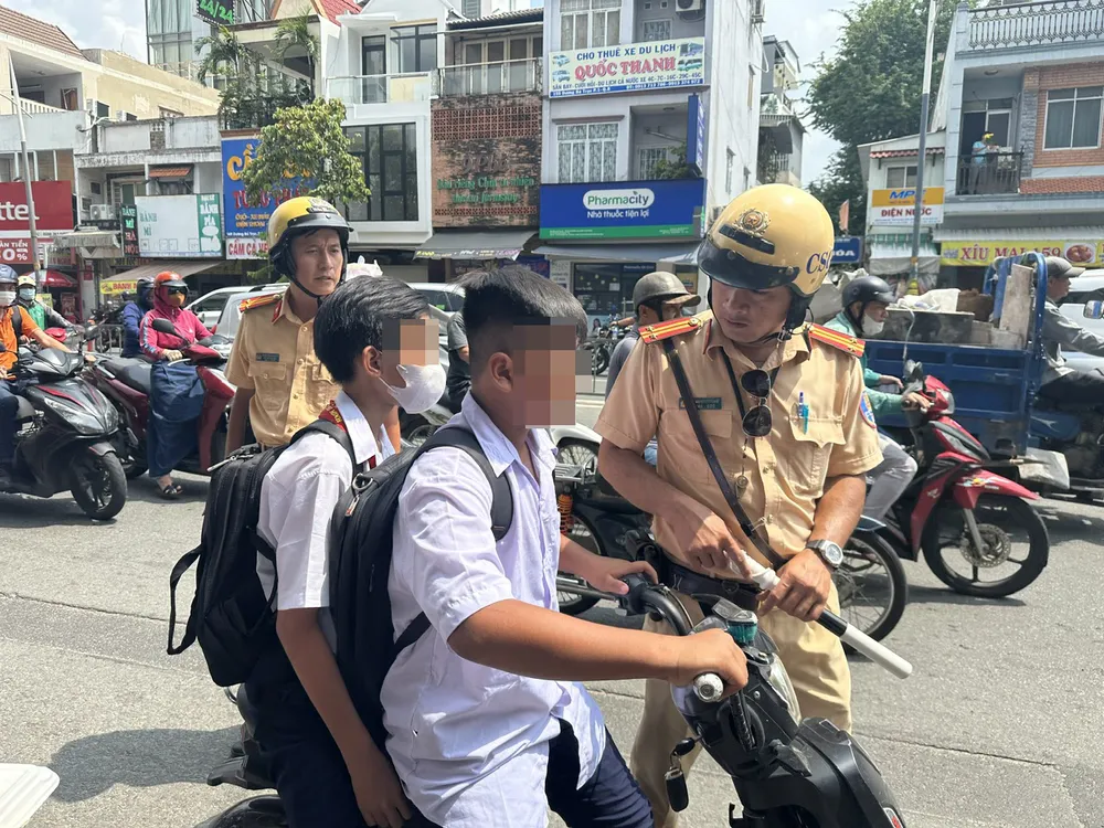 CSGT nhắc nhở, tuyên truyền pháp luật cho nhiều em chạy xe đạp điện tham gia giao thông không đúng quy định