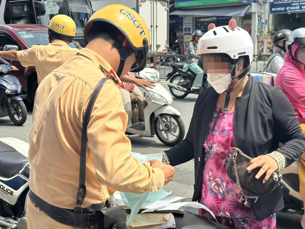 Bà L. làm việc với CSGT