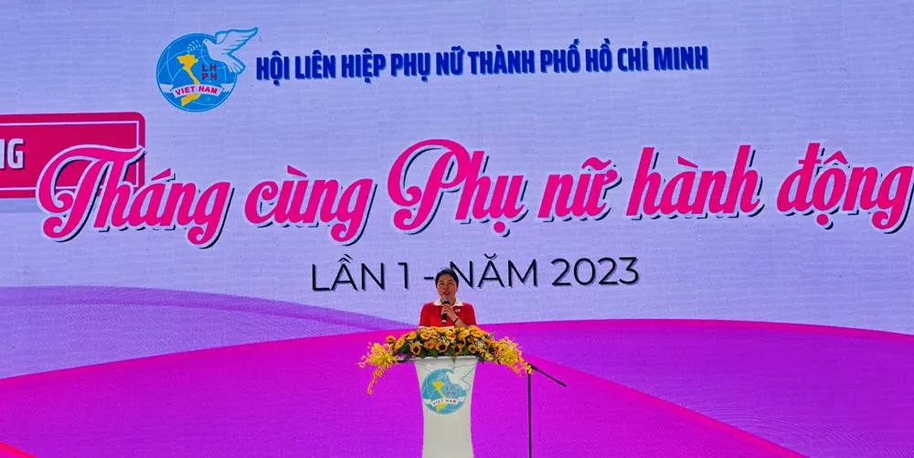 Chủ tịch Hội LHPN TPHCM Nguyễn Trần Phượng Trân phát biểu tại buổi lễ. Ảnh: CHÍ THẠCH