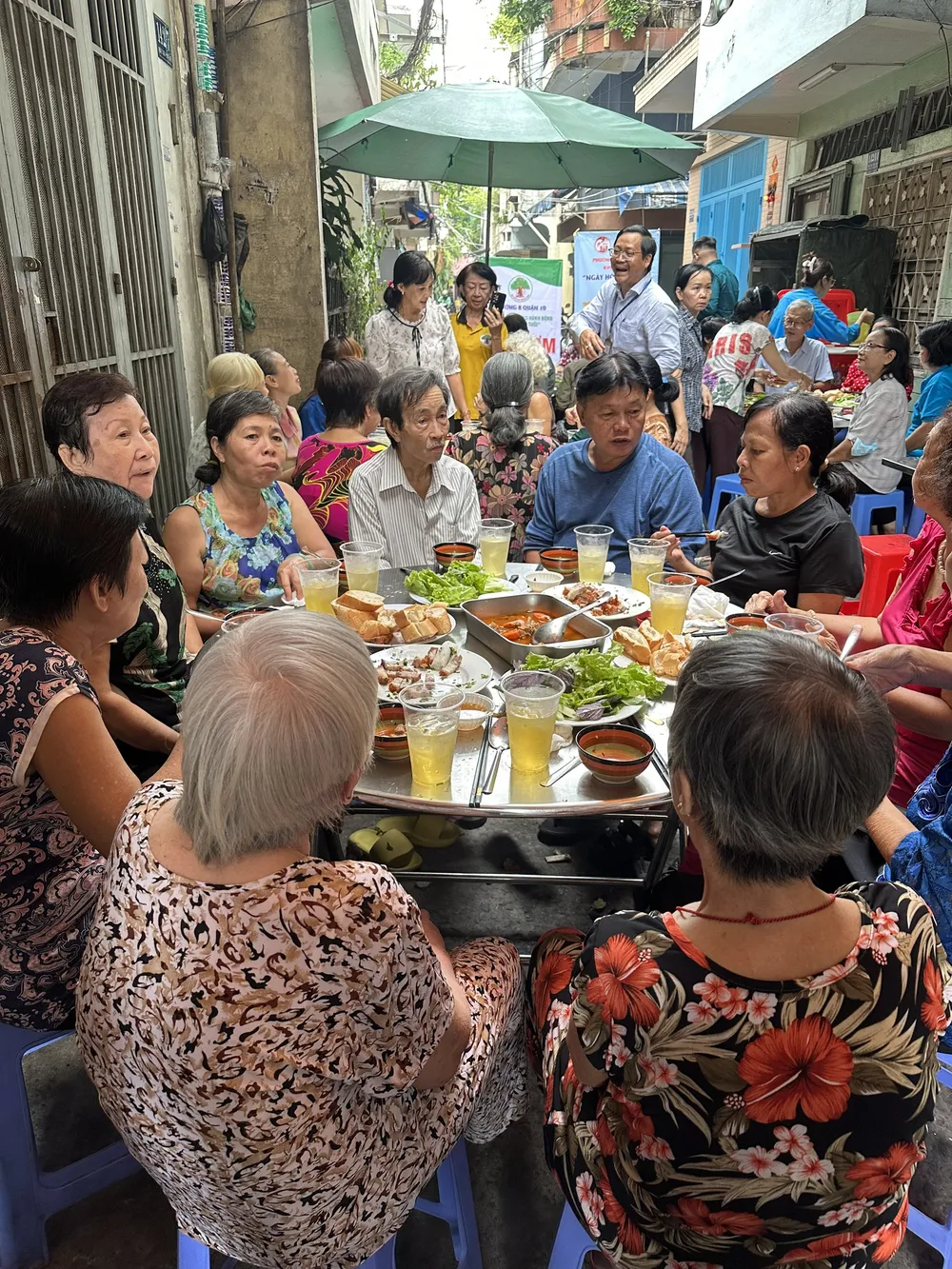 Vận động người dân ở tuyến hẻm cùng nấu, trao suất ăn nghĩa tình cho người dân khó khăn, khách vãng lai. Ảnh: CHÍ THẠCH