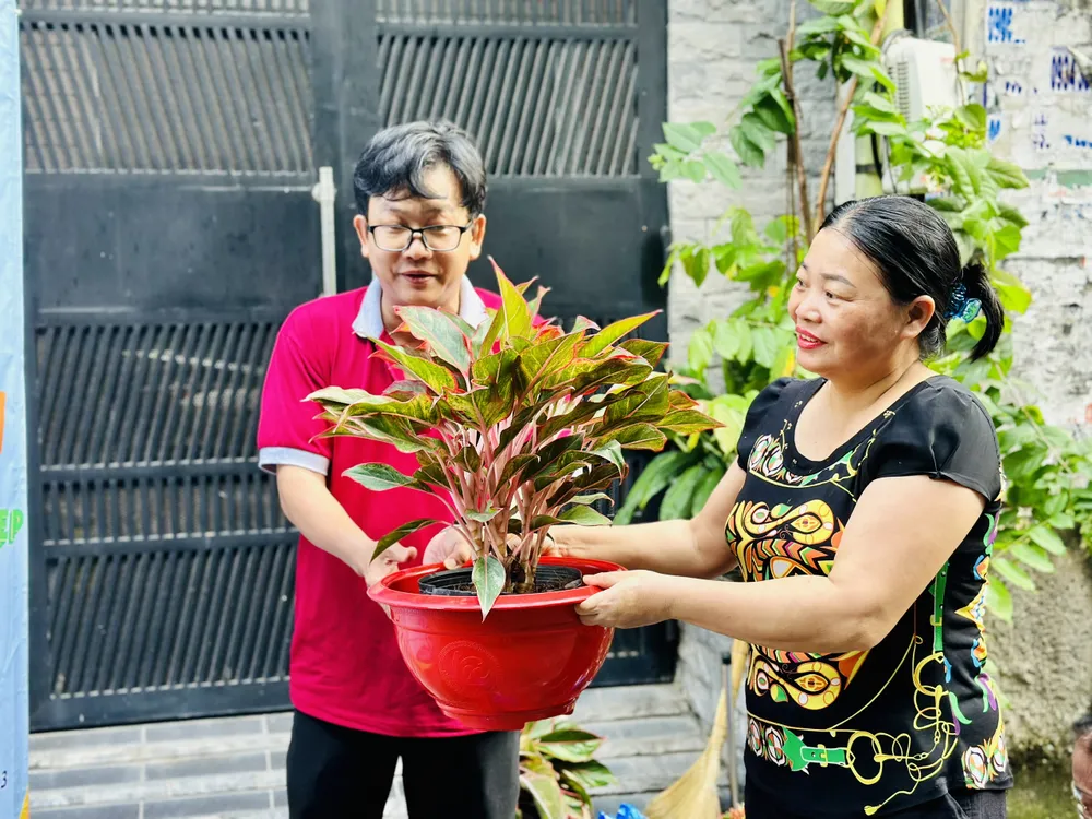 Trồng cây xanh, tạo mảng xanh cho người dân ở 329 đường Nguyễn Tiểu La. Ảnh: CHÍ THẠCH