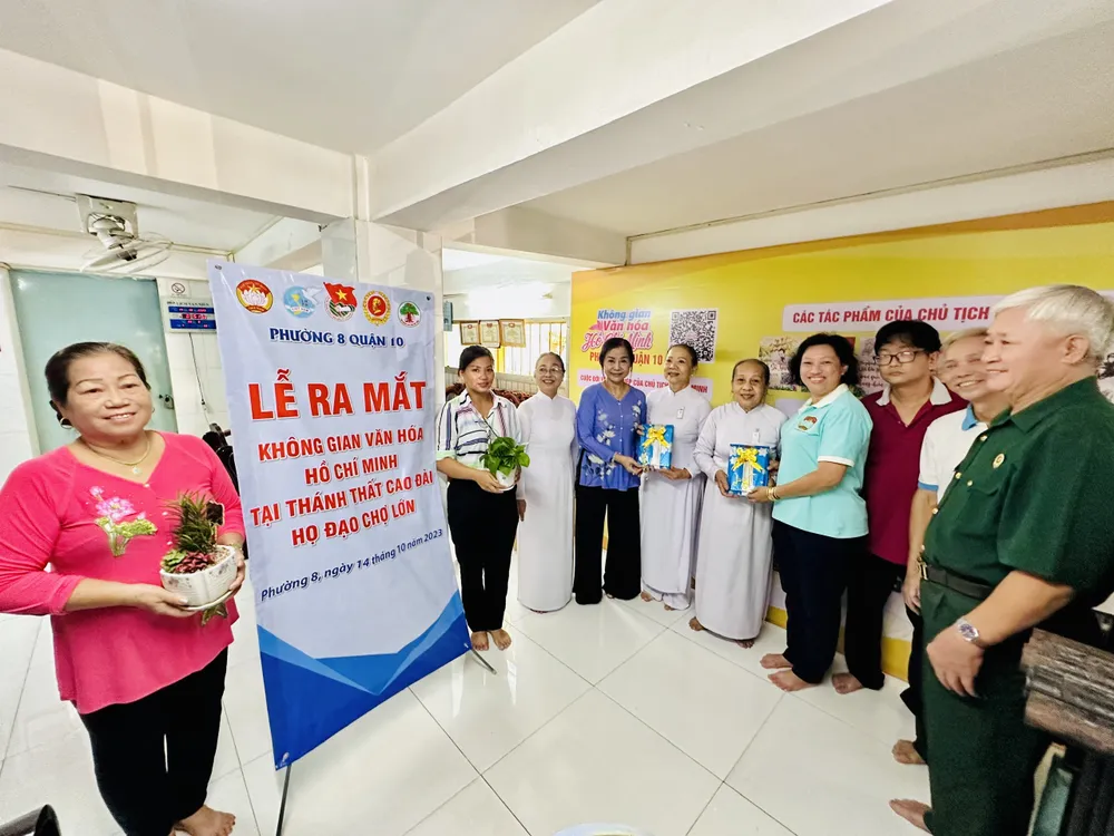 Ra mắt Không gian văn hóa Hồ Chí Minh tại Thánh Thất Cao Đài Họ Đạo Chợ Lớn. Ảnh: CHÍ THẠCH