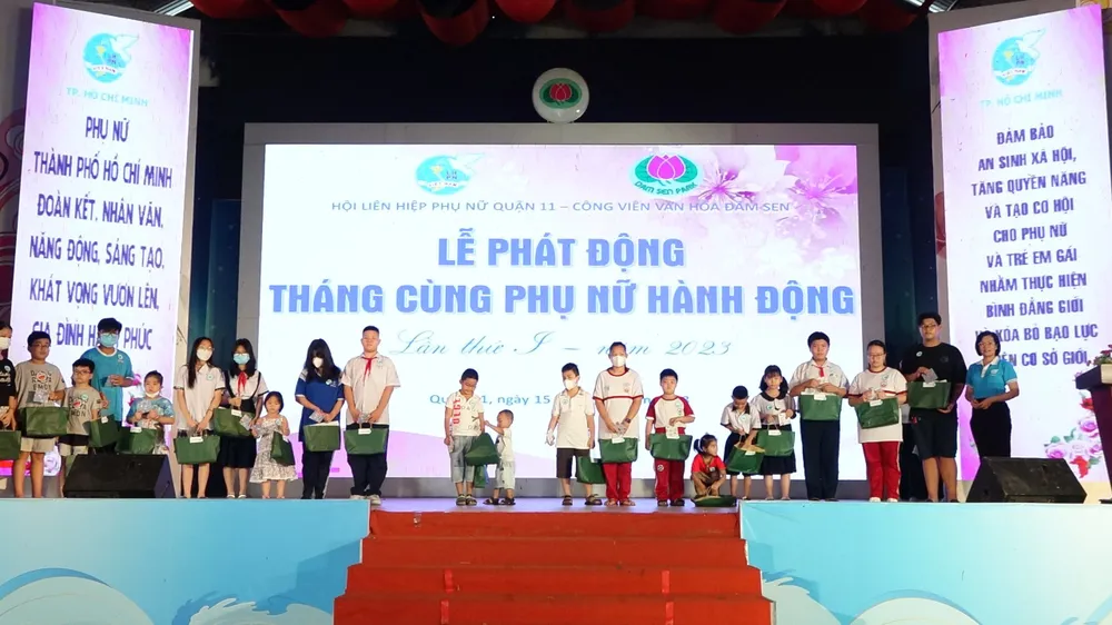 Trao tặng các phần quà cho các em mồ côi do Covid-19 Trao tặng các phần quà cho các em mồ côi do Covid-19