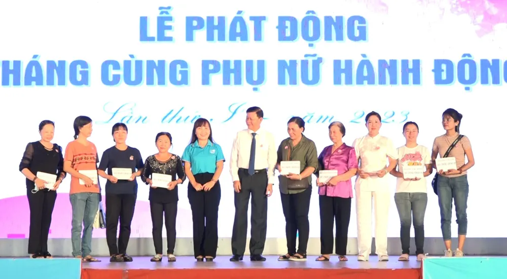 Lãnh đạo TPHCM, quận 11 trao hỗ trợ vốn cho các phụ nữ trên địa bàn để khởi nghiệp Lãnh đạo TPHCM, quận 11 trao hỗ trợ vốn cho các phụ nữ trên địa bàn để khởi nghiệp