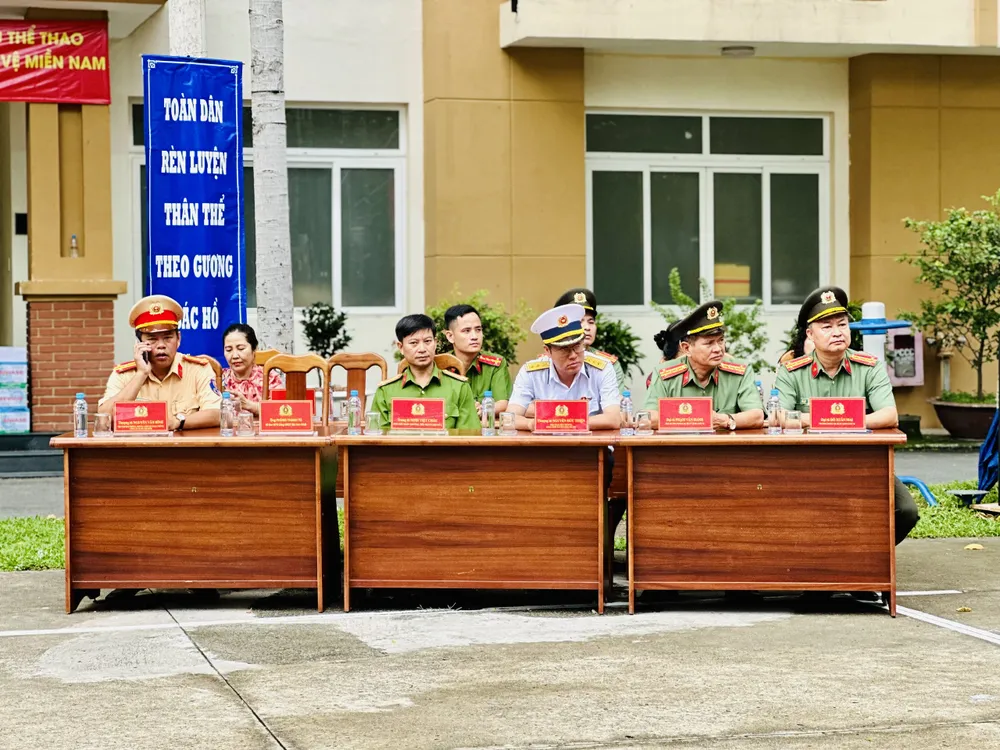 Lãnh đạo TPHCM dự hội thao mừng ngày thành lập Phòng Cảnh vệ miền Nam, Bộ Tư lệnh Cảnh vệ. Ảnh: CHÍ THẠCH Lãnh đạo TPHCM dự hội thao mừng ngày thành lập Phòng Cảnh vệ miền Nam, Bộ Tư lệnh Cảnh vệ. Ảnh: CHÍ THẠCH