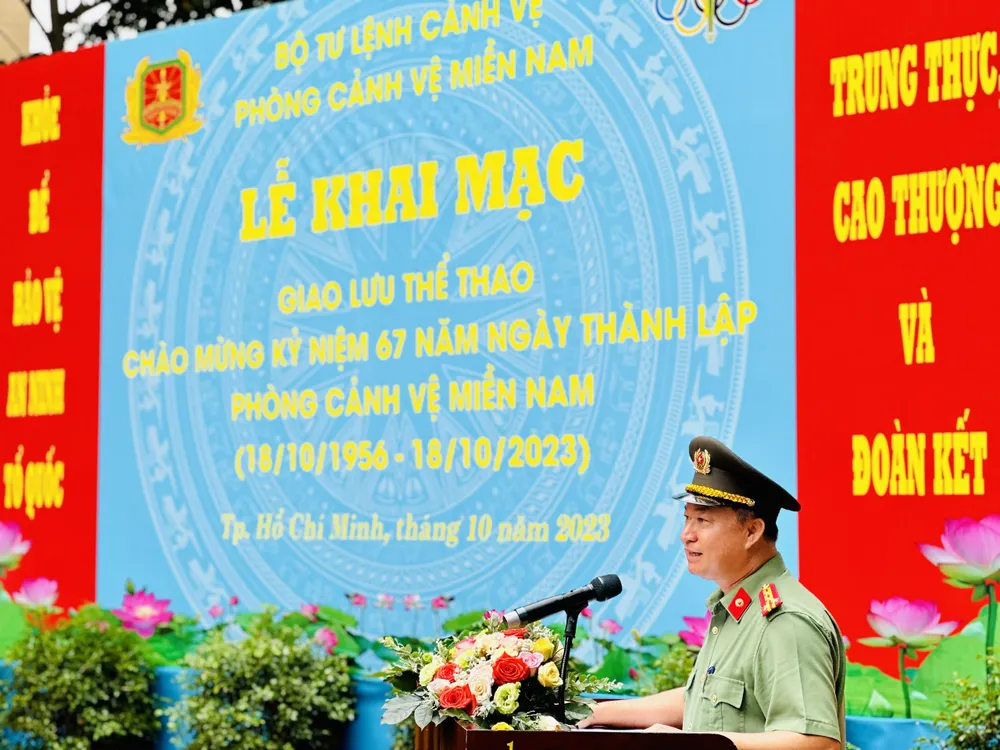 Đại tá Đỗ Xuân Mai, Trưởng Phòng 180, Bộ Tư lệnh Cảnh vệ ôn lại truyền thống hào hùng của cán bộ chiến sĩ Phòng Cảnh vệ miền Nam tiền thân là Đoàn 180 An ninh vũ trang miền Nam. Ảnh: CHÍ THẠCH Đại tá Đỗ Xuân Mai, Trưởng Phòng 180, Bộ Tư lệnh Cảnh vệ ôn lại truyền thống hào hùng của cán bộ chiến sĩ Phòng Cảnh vệ miền Nam tiền thân là Đoàn 180 An ninh vũ trang miền Nam. Ảnh: CHÍ THẠCH