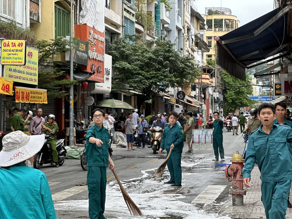 Lực lượng chức năng phong tỏa hiện trường. Ảnh: CHÍ THẠCH