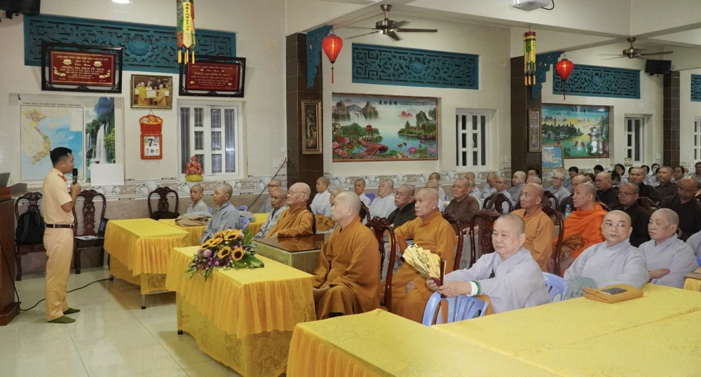 Công an tuyên truyền, vận động tăng ni, phật tử tham gia bảo đảm trật tự, an toàn giao thông 