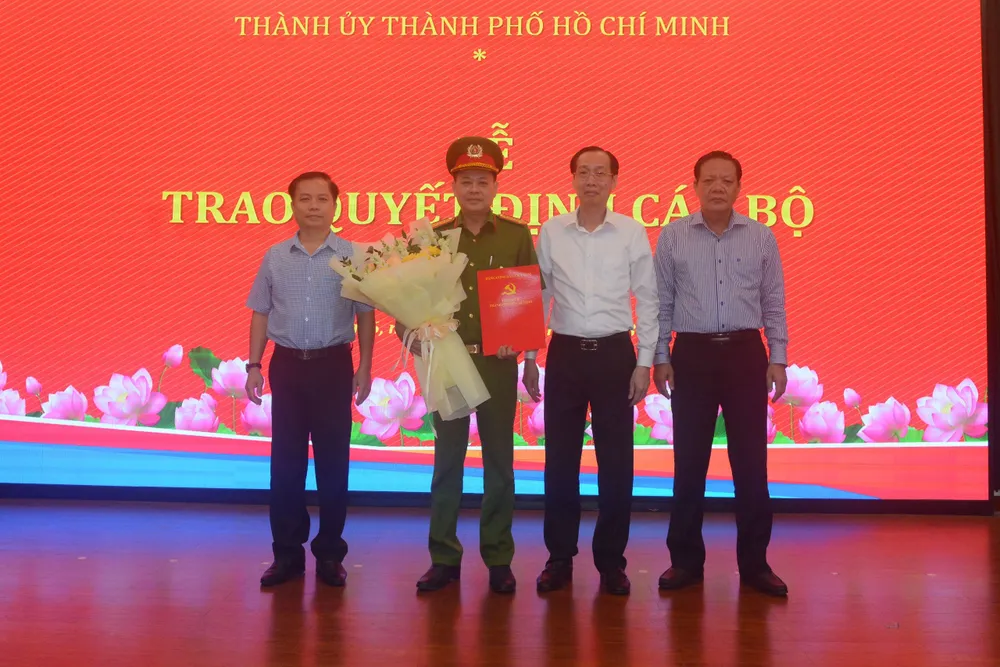 Lãnh đạo các đơn vị chúc mừng đồng chí Ngô Xuân Thọ, Trưởng Công an quận 6