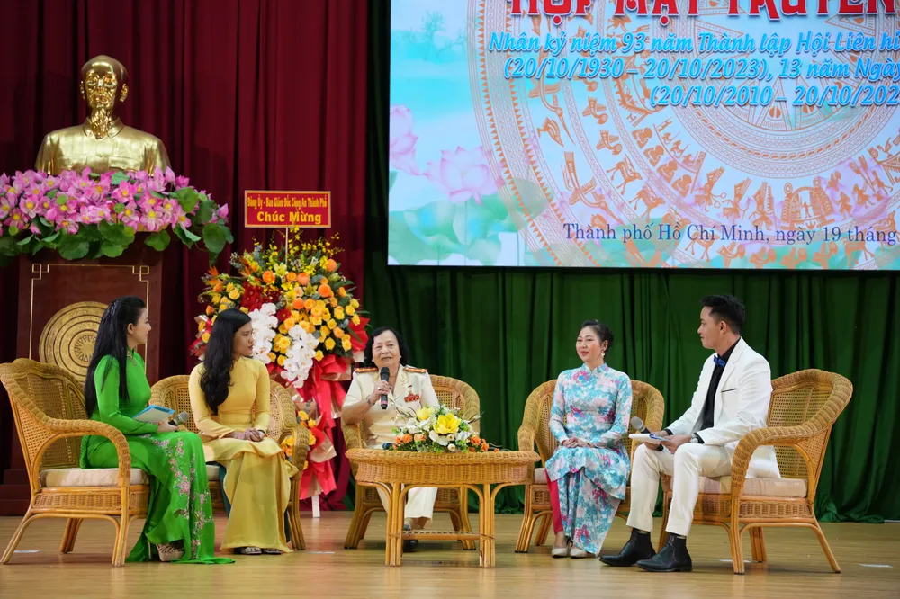 Đại diện 3 thế hệ phụ nữ Công an TPHCM giao lưu tại buổi họp mặt