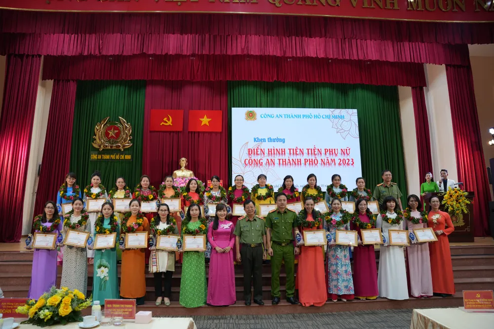 Lãnh đạo Công an TPHCM trao kỷ niệm chương và trao thưởng cho các đơn vị có thành tích xuất sắc