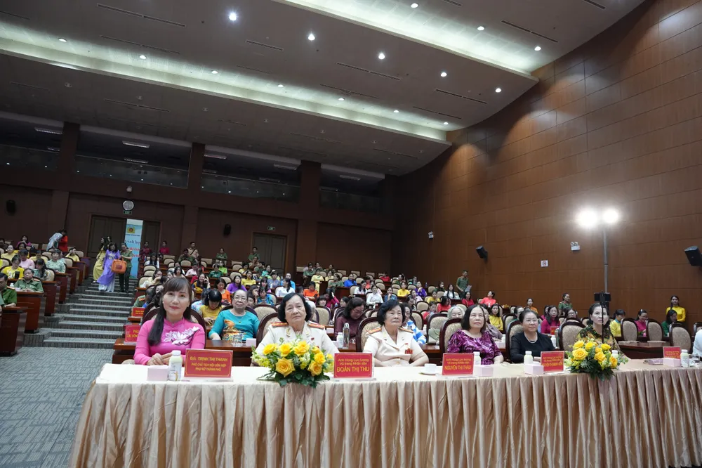 Các đại biểu tham dự buổi họp mặt