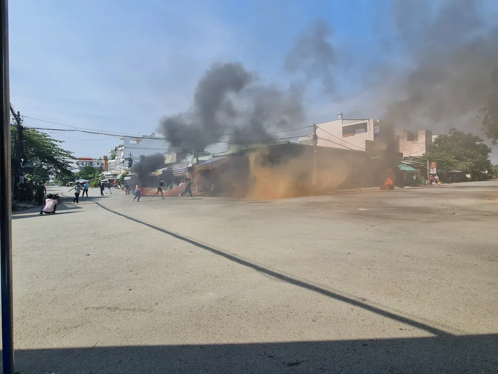 Ngọn lửa bùng cháy dữ dội ở 10 căn nhà liền kề. Ảnh: M.N