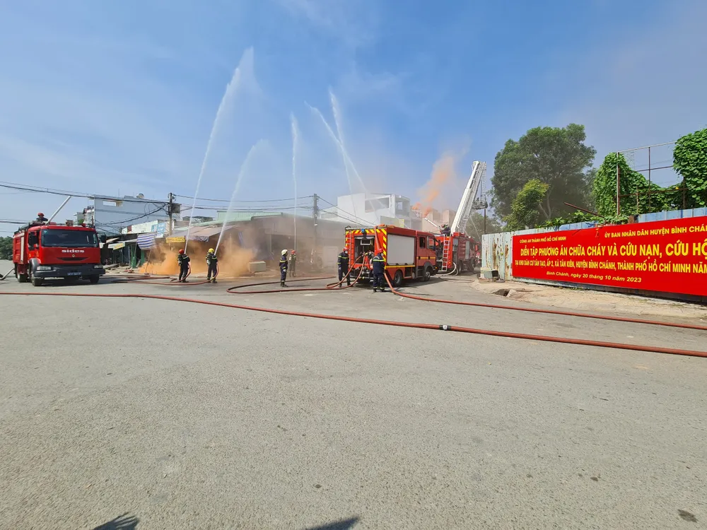 Hình ảnh lực lượng chức năng chữa cháy, cứu người mắc kẹt. Ảnh: M.N