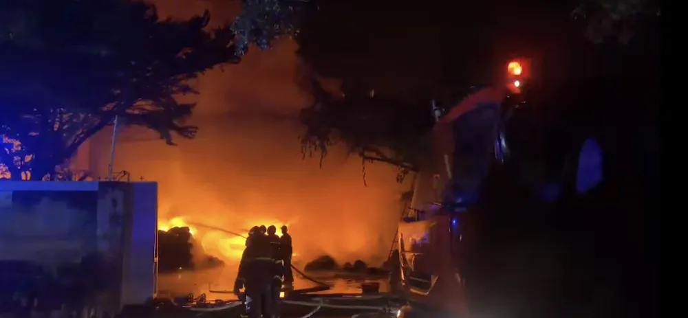 Lực lượng chức năng chữa cháy ở hiện trường