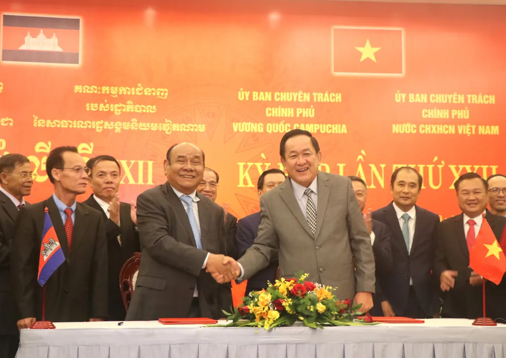 Đại tướng Pol Saroeun, Bộ trưởng cấp cao, Chủ tịch Ủy ban Chuyên trách Chính phủ Campuchia (bìa trái) và Thượng tướng Võ Minh Lương, Thứ trưởng Bộ Quốc phòng (bìa phải) ký kết biên bản tiếp tục tìm kiếm hài cốt liệt sĩ. Ảnh: THU HOÀI