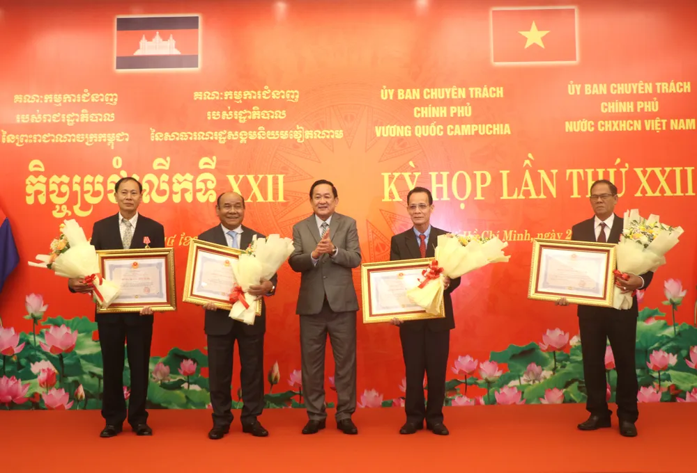 Ủy ban Chuyên trách Chính phủ nước CHXHCN Việt Nam trao Huân chương Hữu nghị, Bằng khen cho các cá nhân, tập thể có nhiều đóng góp tích cực trong phối hợp tìm kiếm, quy tập, hồi hương hài cốt liệt sĩ. Ảnh: THU HOÀI