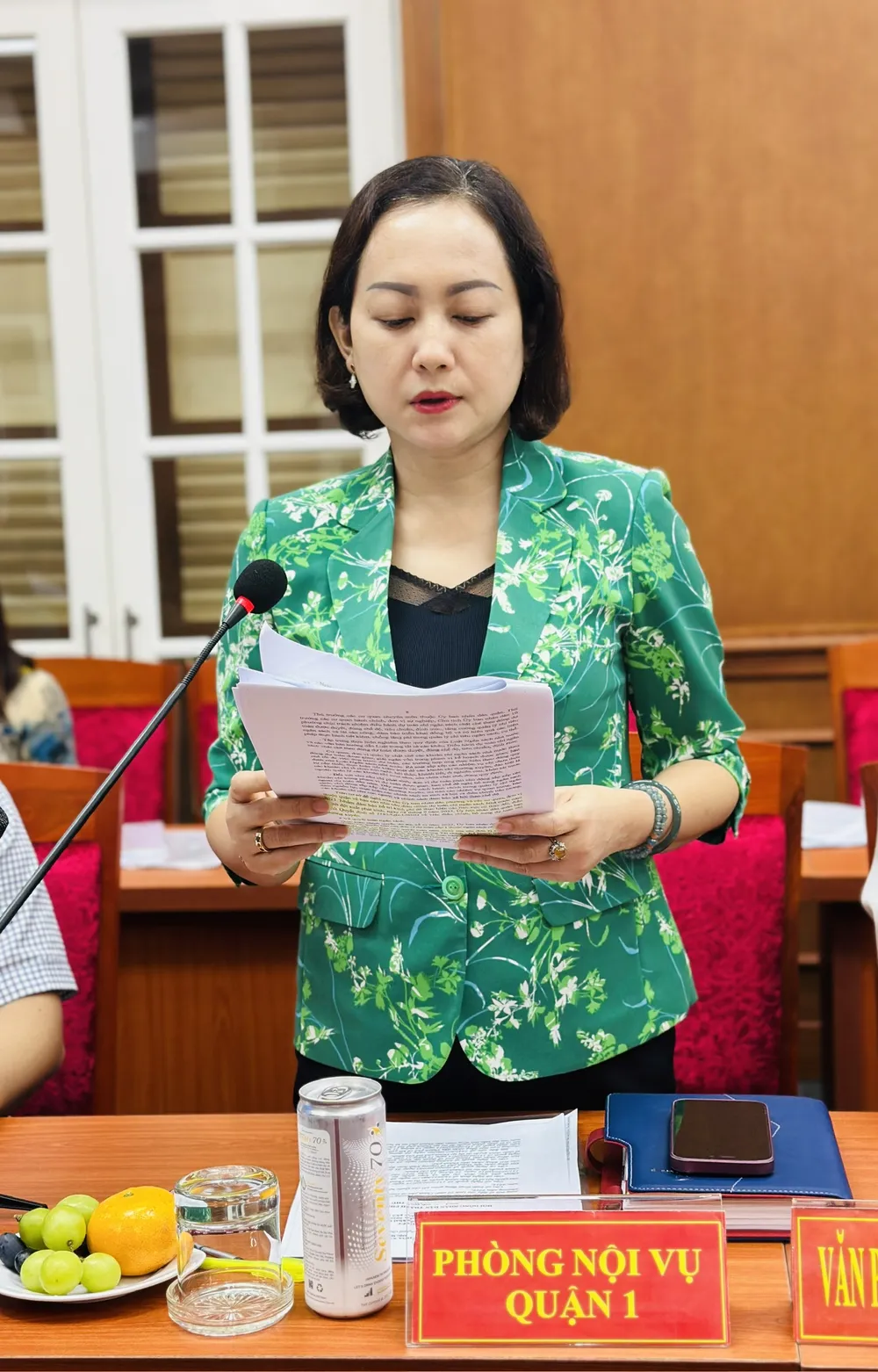 Trưởng phòng Nội vụ quận 1 Ngô Hải Yến báo cáo tại buổi giám sát. Ảnh: CHÍ THẠCH Trưởng phòng Nội vụ quận 1 Ngô Hải Yến báo cáo tại buổi giám sát. Ảnh: CHÍ THẠCH