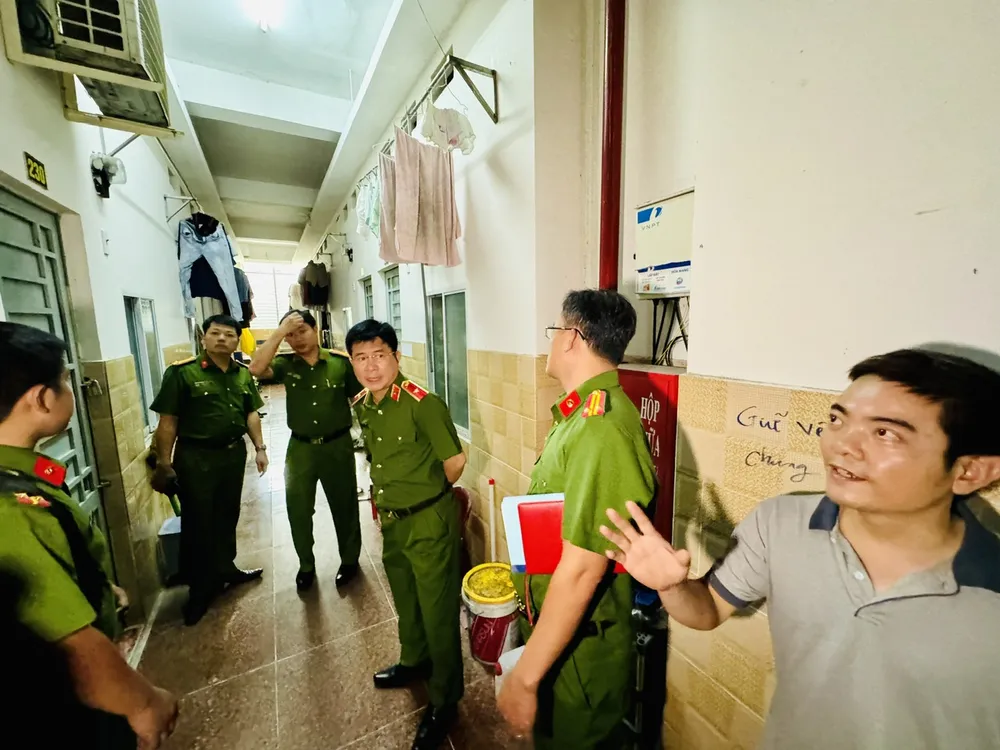 Đoàn công tác Bộ Công an kiểm tra công trình nhà ngăn phòng cho thuê ở đường Phạm Văn Bạch (phường 15). Đoàn công tác Bộ Công an kiểm tra công trình nhà ngăn phòng cho thuê ở đường Phạm Văn Bạch (phường 15).