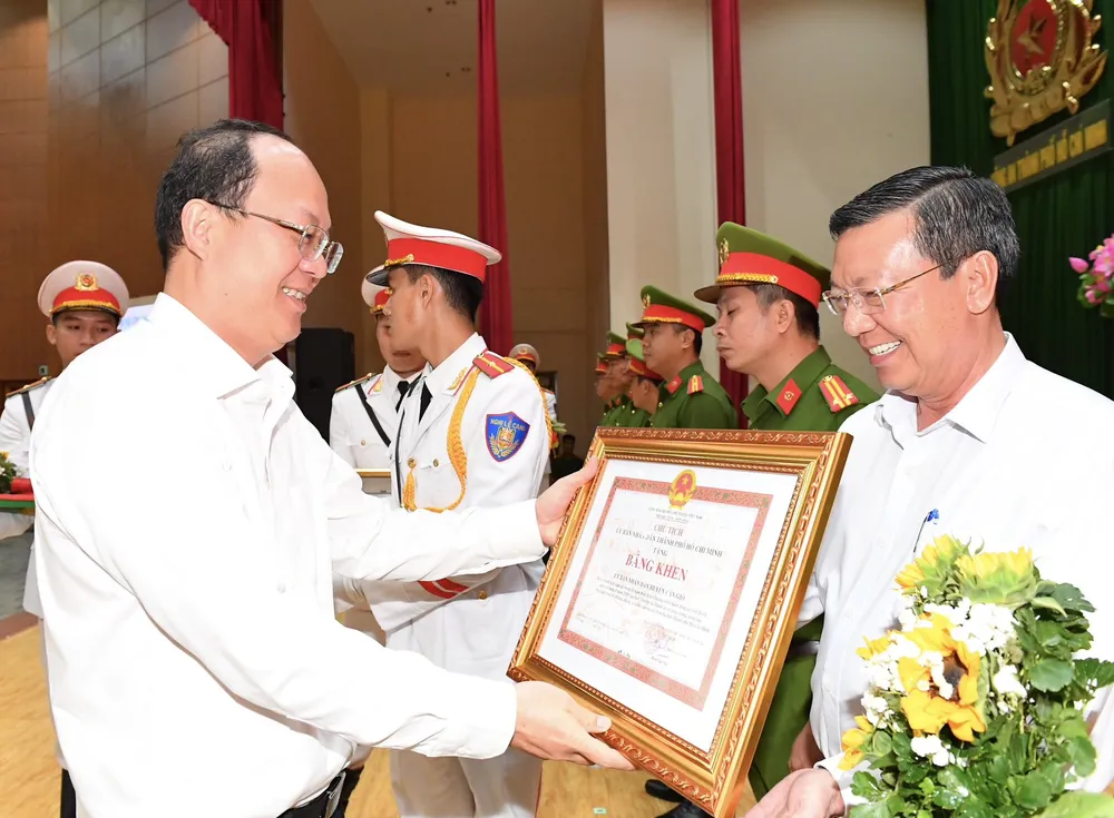 Phó Bí thư Thành ủy TPHCM Nguyễn Hồ Hải trao bằng khen của UBND TPHCM với tập thể, cá nhân đã có thành tích xuất sắc. Ảnh: VIỆT DŨNG Phó Bí thư Thành ủy TPHCM Nguyễn Hồ Hải trao bằng khen của UBND TPHCM với tập thể, cá nhân đã có thành tích xuất sắc. Ảnh: VIỆT DŨNG