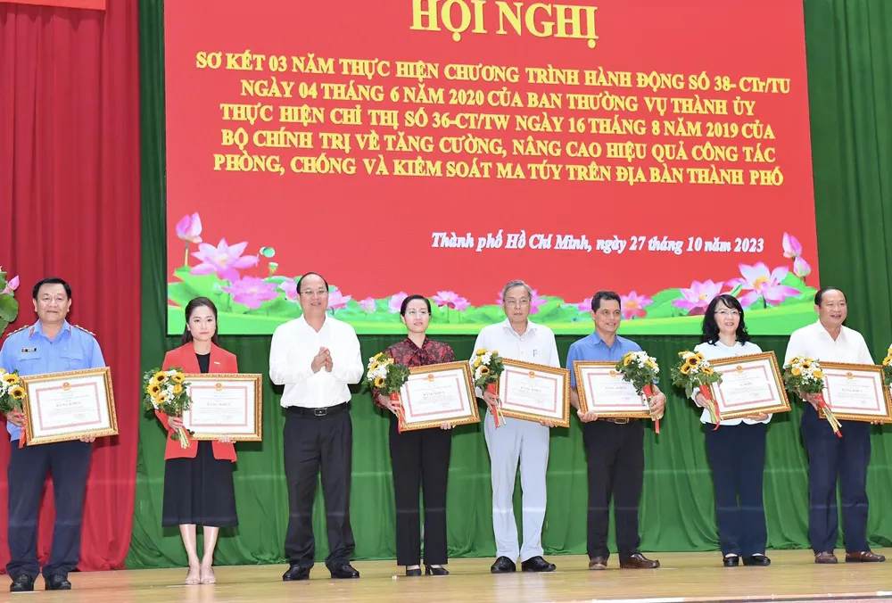 Phó Bí thư Thành ủy TPHCM Nguyễn Hồ Hải trao bằng khen của UBND TPHCM với tập thể, cá nhân đã có thành tích xuất sắc. Ảnh: VIỆT DŨNG Phó Bí thư Thành ủy TPHCM Nguyễn Hồ Hải trao bằng khen của UBND TPHCM với tập thể, cá nhân đã có thành tích xuất sắc. Ảnh: VIỆT DŨNG