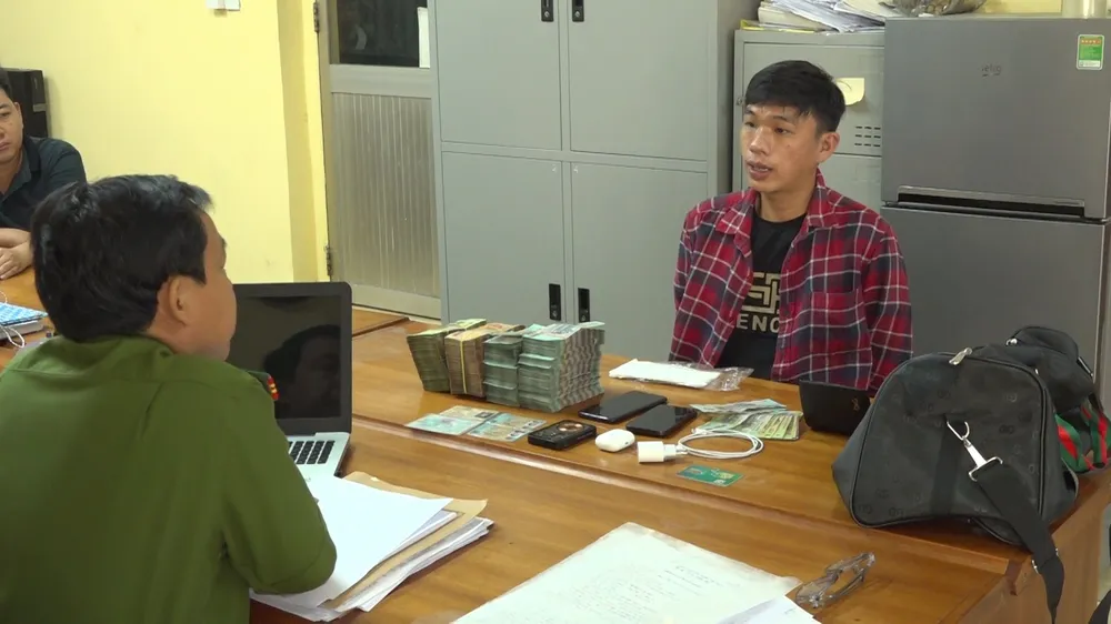 Ba đối tượng trong vụ dùng súng cướp ngân hàng ở huyện Hóc Môn Ba đối tượng trong vụ dùng súng cướp ngân hàng ở huyện Hóc Môn