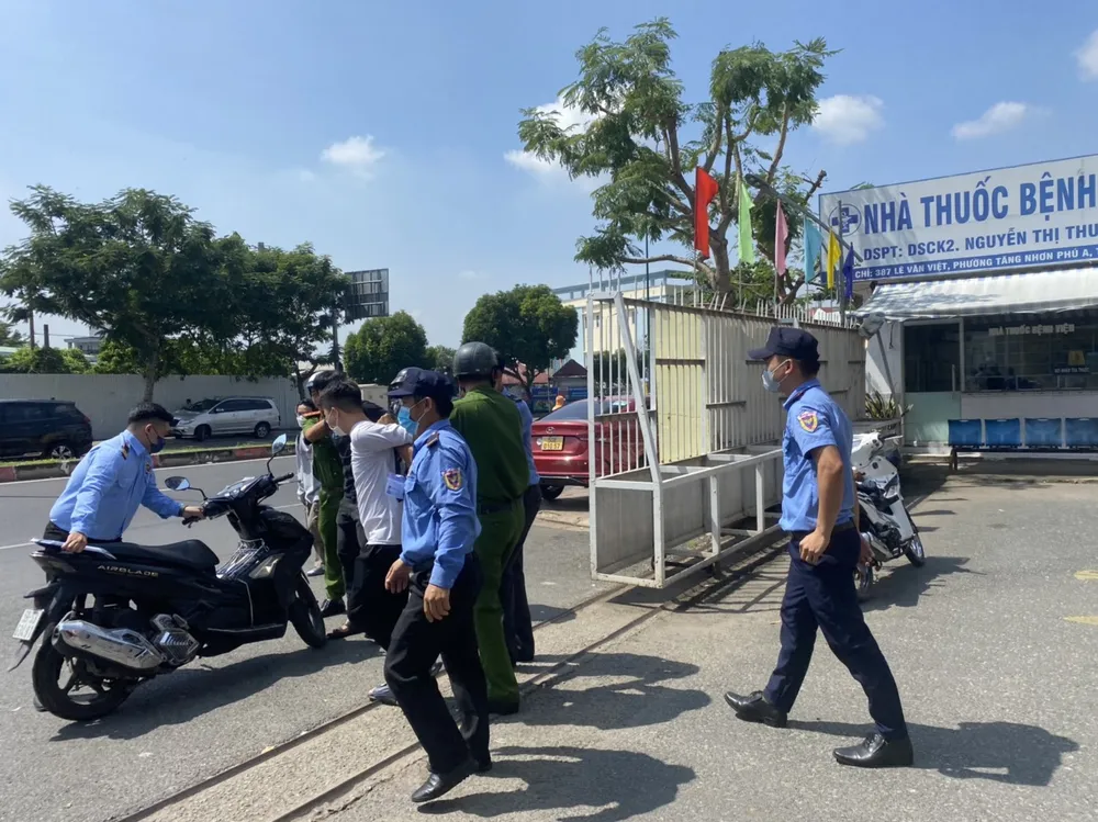 Công an cùng bảo vệ khống chế người nhà bệnh nhân gây rối ở Bệnh viện Lê Văn Việt Công an cùng bảo vệ khống chế người nhà bệnh nhân gây rối ở Bệnh viện Lê Văn Việt