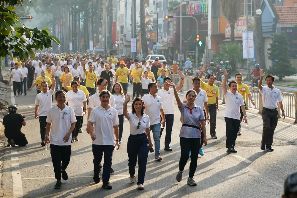 Hơn 1.000 người tham gia đi bộ với chủ đề “Doanh nghiệp quận 5 – gắn kết, nghĩa tình&quot;. Ảnh: HOÀNG HÙNG