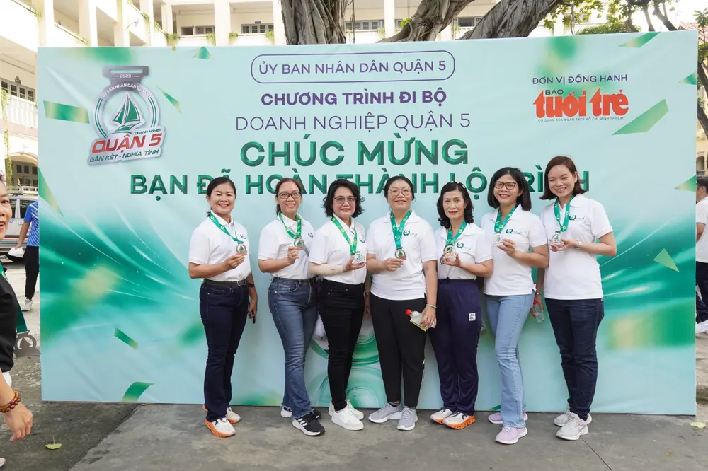Các đại biểu về đích tại chương trình đi bộ với chủ đề “Doanh nghiệp quận 5 – gắn kết, nghĩa tình&quot;. Ảnh: HOÀNG HÙNG